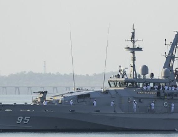 HMAS Maryborough (II) sails into Darwin Harbour for the final time to berth alongside HMAS Coonawarra, Darwin, NT.
